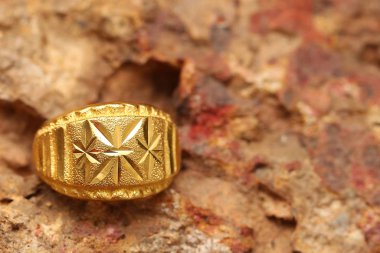 Taş dokusunda eski altın bir yüzük
