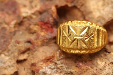 Taş dokusunda eski altın bir yüzük