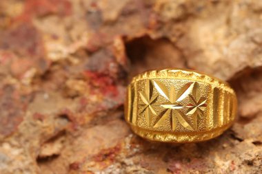 Taş dokusunda eski altın bir yüzük