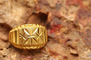 Taş dokusunda eski altın bir yüzük