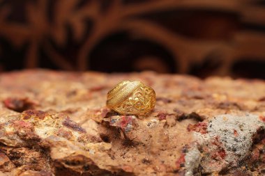 Taş dokusunda eski altın bir yüzük