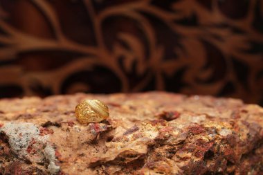 Taş dokusunda eski altın bir yüzük