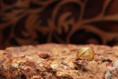 Taş dokusunda eski altın bir yüzük