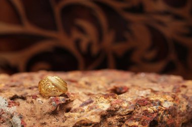 Taş dokusunda eski altın bir yüzük