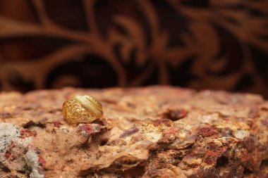 Taş dokusunda eski altın bir yüzük