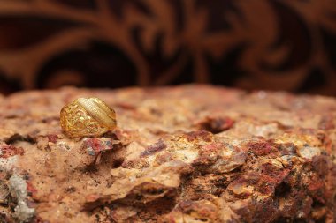 Taş dokusunda eski altın bir yüzük