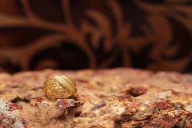 Taş dokusunda eski altın bir yüzük