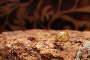 Taş dokusunda eski altın bir yüzük