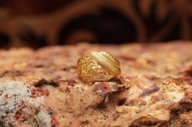 Taş dokusunda eski altın bir yüzük