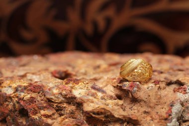 Taş dokusunda eski altın bir yüzük