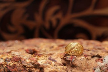 Taş dokusunda eski altın bir yüzük