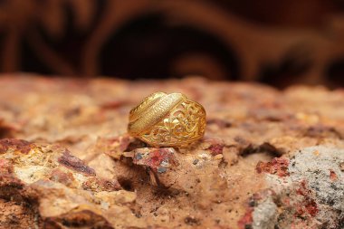 Taş dokusunda eski altın bir yüzük