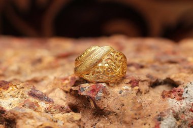 Taş dokusunda eski altın bir yüzük