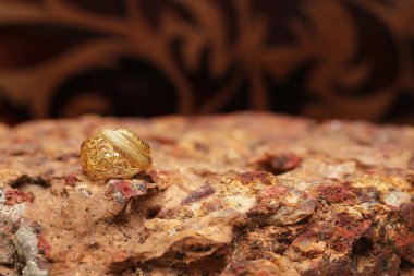 Taş dokusunda eski altın bir yüzük