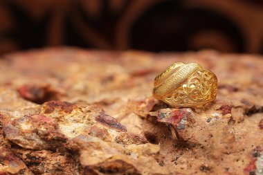 Taş dokusunda eski altın bir yüzük