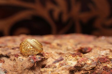 Taş dokusunda eski altın bir yüzük