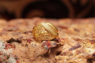 Taş dokusunda eski altın bir yüzük