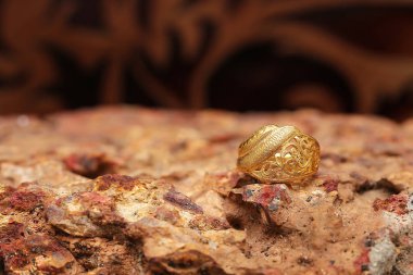 Taş dokusunda eski altın bir yüzük