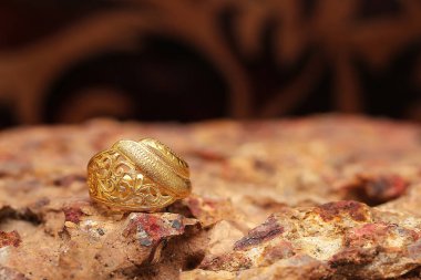 Taş dokusunda eski altın bir yüzük