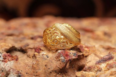 Taş dokusunda eski altın bir yüzük
