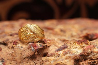 Taş dokusunda eski altın bir yüzük