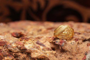 Taş dokusunda eski altın bir yüzük