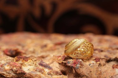 Taş dokusunda eski altın bir yüzük