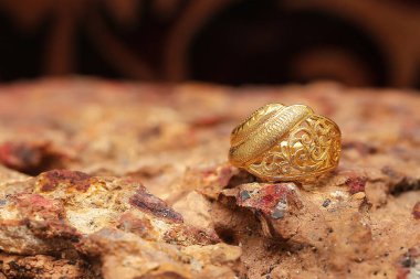 Taş dokusunda eski altın bir yüzük