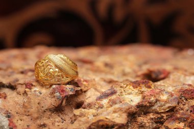 Taş dokusunda eski altın bir yüzük