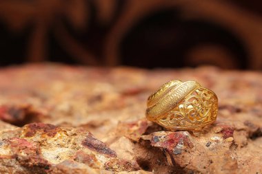 Taş dokusunda eski altın bir yüzük