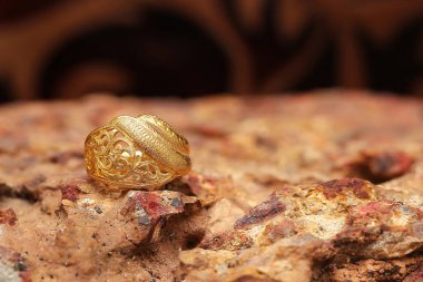 Taş dokusunda eski altın bir yüzük