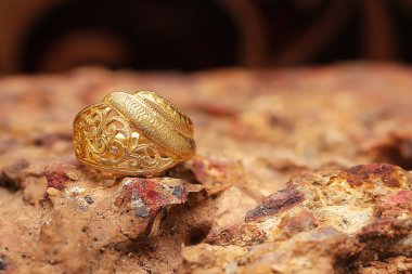 Taş dokusunda eski altın bir yüzük