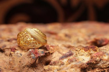 Taş dokusunda eski altın bir yüzük