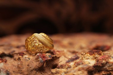 Taş dokusunda eski altın bir yüzük