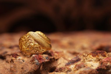 Taş dokusunda eski altın bir yüzük