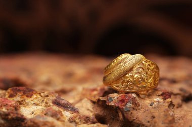 Taş dokusunda eski altın bir yüzük