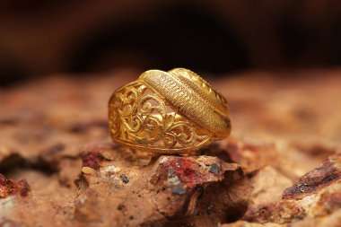 Taş dokusunda eski altın bir yüzük