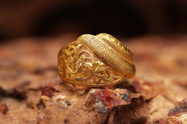 Taş dokusunda eski altın bir yüzük