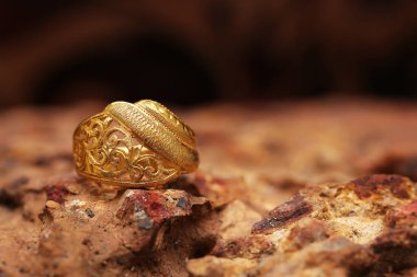 Taş dokusunda eski altın bir yüzük