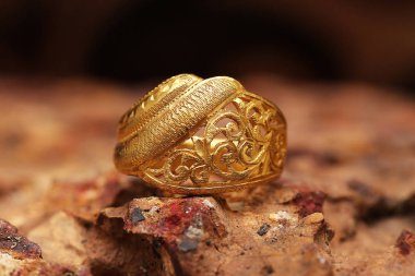 Taş dokusunda eski altın bir yüzük