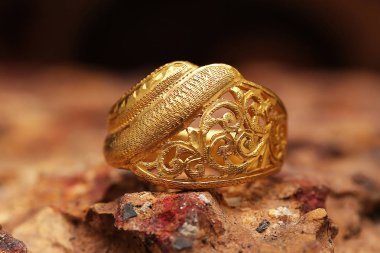 Taş dokusunda eski altın bir yüzük