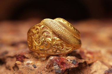 Taş dokusunda eski altın bir yüzük