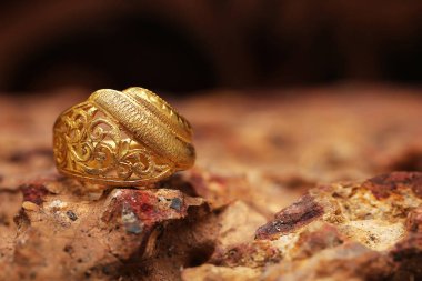 Taş dokusunda eski altın bir yüzük