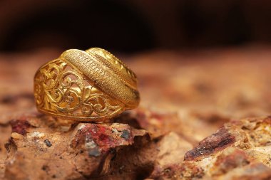 Taş dokusunda eski altın bir yüzük
