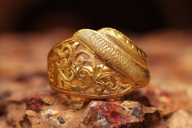 Taş dokusunda eski altın bir yüzük