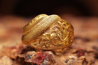Taş dokusunda eski altın bir yüzük