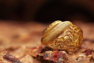 Taş dokusunda eski altın bir yüzük