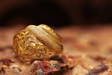 Taş dokusunda eski altın bir yüzük