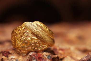 Taş dokusunda eski altın bir yüzük