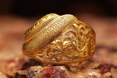 Taş dokusunda eski altın bir yüzük